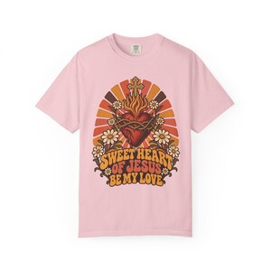 レトロな聖心Tシャツ、ビー・マイ・ラブ ヴィンテージサンバースト、カトリックの彼女へのギフト、ファーストフライデー クリスチャン レディースシャツ、コンフォートカラーズ 画像 8