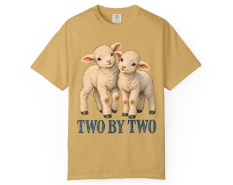 Twee aan twee Comfort Colors T-shirt | Christelijk T-shirt voor tweelingen | Cadeau voor tweelingen of broers en zussen | Vintage Twin Lambs