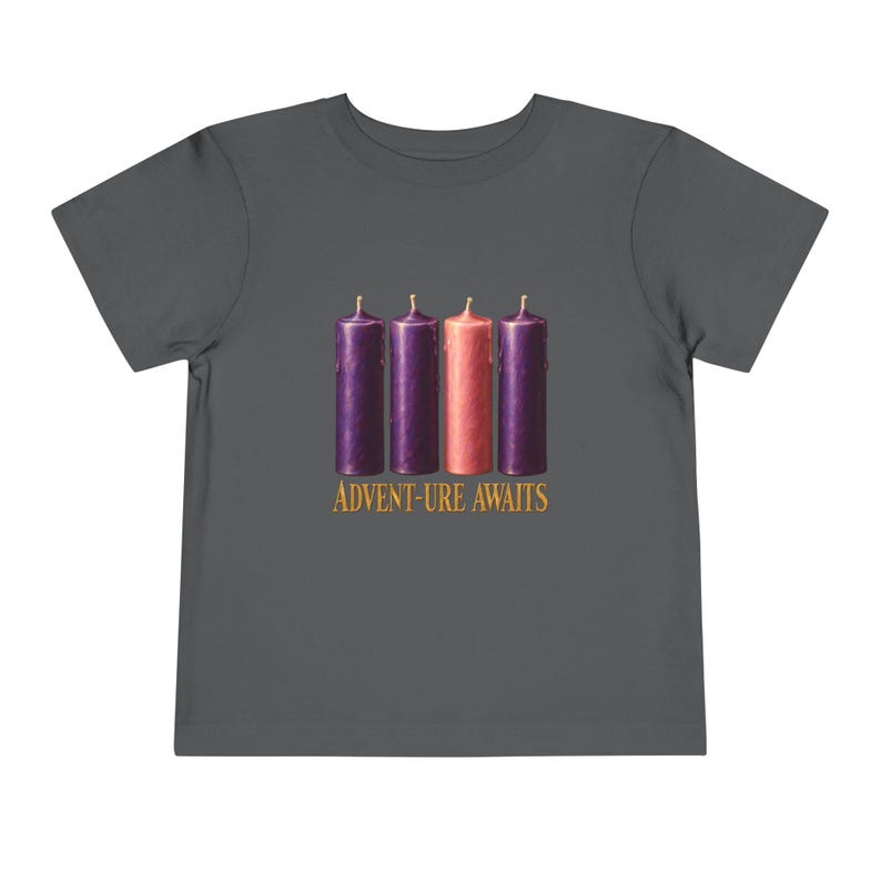 Camiseta "La aventura espera a los niños pequeños", camiseta católica de Adviento, velas de corona de Adviento, regalo de cuenta regresiva navideña para niños pequeños. imagen 11