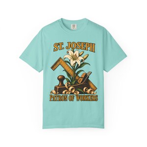 T-shirt met afbeelding van Sint Jozef, beschermheilige van de arbeiders | T-shirt in comfortabele kleuren | Katholiek T-shirt | Cadeau voor papa | Timmermansgereedschap en lelie afbeelding 6