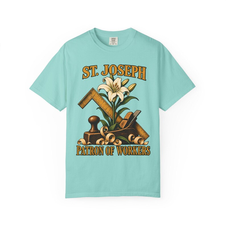 T-shirt met afbeelding van Sint Jozef, beschermheilige van de arbeiders | T-shirt in comfortabele kleuren | Katholiek T-shirt | Cadeau voor papa | Timmermansgereedschap en lelie afbeelding 6