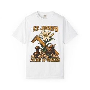 T-shirt met afbeelding van Sint Jozef, beschermheilige van de arbeiders | T-shirt in comfortabele kleuren | Katholiek T-shirt | Cadeau voor papa | Timmermansgereedschap en lelie afbeelding 1