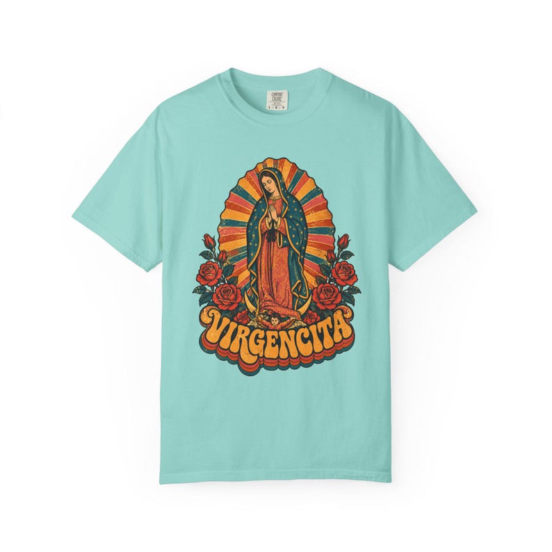 Maglietta retrò Virgencita, Vergine di Guadalupe Arcobaleno, La Guadalupana Stile Anni '70, Regalo Boho Latina Cattolico per la Mamma, Colori Comfort immagine 7