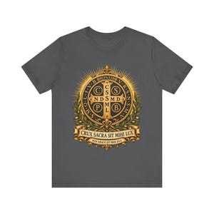 T-shirt met Sint-Benedictusmedaille, Crux Sacra Sit Mihi Lux T-shirt, Vade Retro Satana Exorcisme-embleem, Katholiek Beschermingsgeschenk, Kleding met Gouden Kruis afbeelding 4