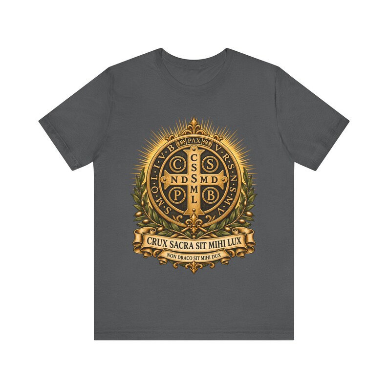 T-shirt met Sint-Benedictusmedaille, Crux Sacra Sit Mihi Lux T-shirt, Vade Retro Satana Exorcisme-embleem, Katholiek Beschermingsgeschenk, Kleding met Gouden Kruis afbeelding 4