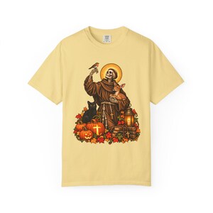 Koszulka na Halloween ze szkieletem św. Franciszka, upiorny katolicki święty z jeleniem, rudzikiem, czarnym kotem i dyniami (kolory pocieszenia) zdjęcie 4