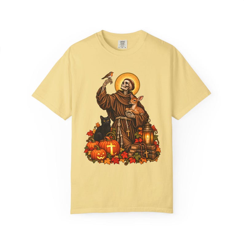 Koszulka na Halloween ze szkieletem św. Franciszka, upiorny katolicki święty z jeleniem, rudzikiem, czarnym kotem i dyniami (kolory pocieszenia) zdjęcie 4