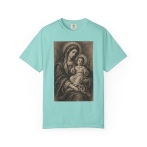 Maglietta con Madonna e Bambino, disegno vintage a carboncino, regalo della Madonna per la mamma o la madrina, maglietta cristiana mariana da donna, colori confortevoli immagine 5