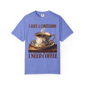 Ik heb een bekentenis: ik heb koffie nodig | Comfortkleuren T-shirt | Grappig katholiek koffie T-shirt | Cadeau voor mama | Vintage theekopje afbeelding 9