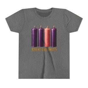 T-shirt « L'aventure vous attend » pour enfants, T-shirt catholique de l'Avent pour jeunes, Bougies de l'Avent, Cadeau de compte à rebours de Noël pour enfants image 4