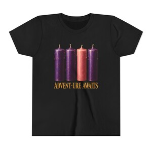 T-shirt « L'aventure vous attend » pour enfants, T-shirt catholique de l'Avent pour jeunes, Bougies de l'Avent, Cadeau de compte à rebours de Noël pour enfants image 5