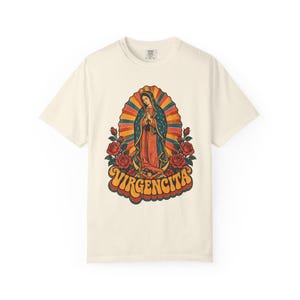 Maglietta retrò Virgencita, Vergine di Guadalupe Arcobaleno, La Guadalupana Stile Anni '70, Regalo Boho Latina Cattolico per la Mamma, Colori Comfort immagine 4