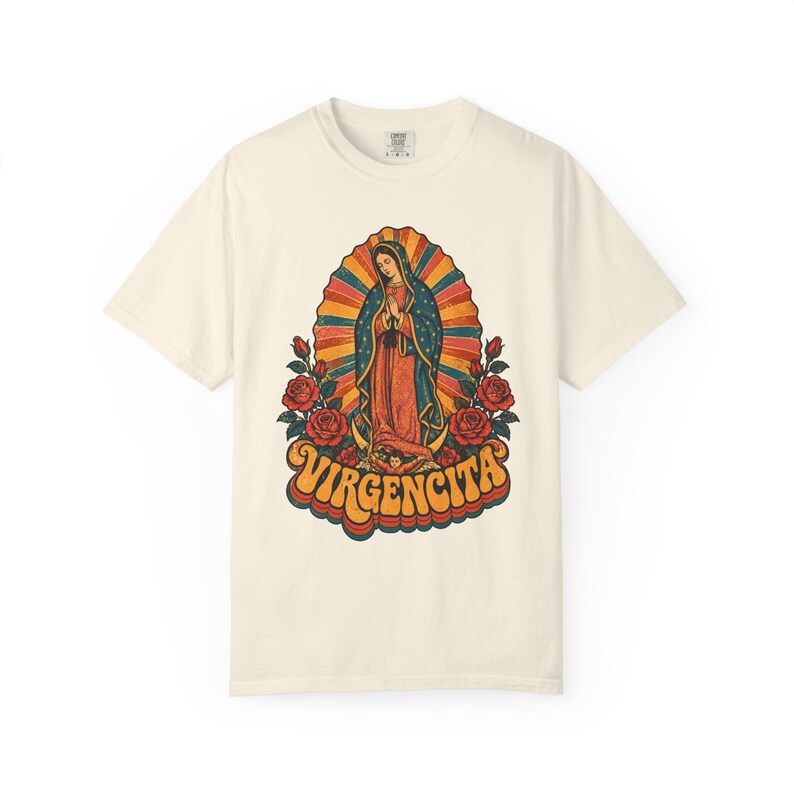 Maglietta retrò Virgencita, Vergine di Guadalupe Arcobaleno, La Guadalupana Stile Anni '70, Regalo Boho Latina Cattolico per la Mamma, Colori Comfort immagine 4