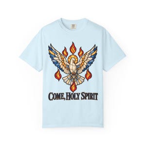 Maglietta "Vieni Spirito Santo" con colori rilassanti / Maglietta per la Cresima Cattolica / Regalo per la Cresima / Colomba in vetro colorato con fiamme immagine 7
