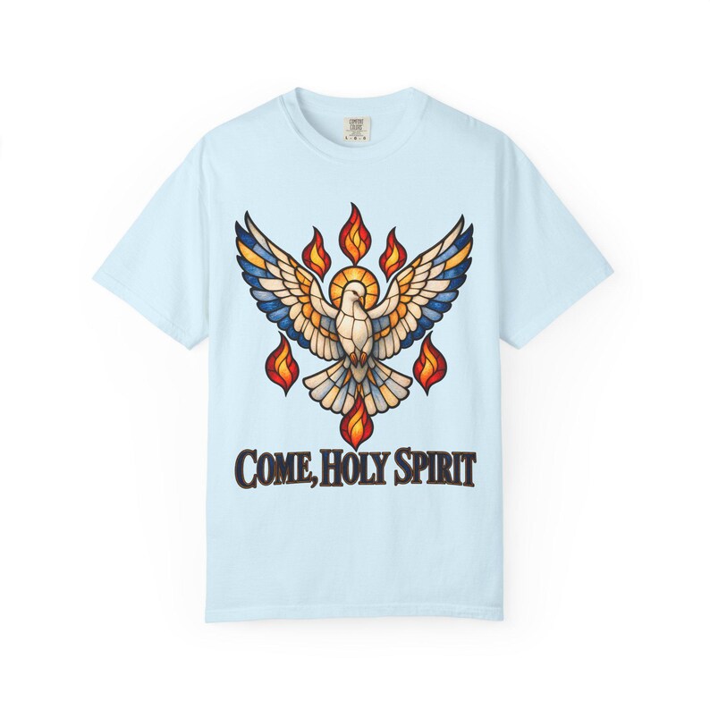 Maglietta "Vieni Spirito Santo" con colori rilassanti / Maglietta per la Cresima Cattolica / Regalo per la Cresima / Colomba in vetro colorato con fiamme immagine 7