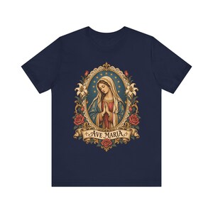 Camiseta Ave María, Camiseta de la Virgen María rezando, Arte de estampas religiosas vintage, Regalo de la Santísima Madre para mamá católica, Ropa mariana para mujer imagen 6
