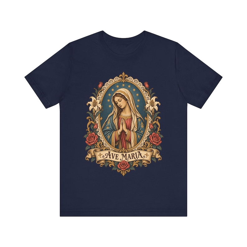 Camiseta Ave María, Camiseta de la Virgen María rezando, Arte de estampas religiosas vintage, Regalo de la Santísima Madre para mamá católica, Ropa mariana para mujer imagen 6