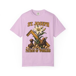 T-shirt met afbeelding van Sint Jozef, beschermheilige van de arbeiders | T-shirt in comfortabele kleuren | Katholiek T-shirt | Cadeau voor papa | Timmermansgereedschap en lelie afbeelding 11