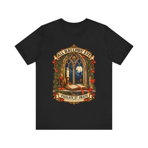 Maglietta di Ognissanti / Maglietta cattolica di Halloween / Regalo gotico / Vigilate et Orate, Finestra della chiesa illuminata dalla luna immagine 9