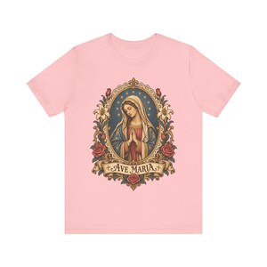 Camiseta Ave María, Camiseta de la Virgen María rezando, Arte de estampas religiosas vintage, Regalo de la Santísima Madre para mamá católica, Ropa mariana para mujer imagen 4
