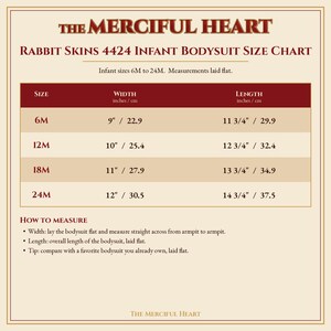 Pu&ograve; includere: Una tabella delle taglie per il body per neonati Rabbit Skins 4424 di The Merciful Heart. La tabella elenca le taglie da 6M a 24M con misure di larghezza e lunghezza in pollici e centimetri. Include istruzioni su come misurare il capo steso.