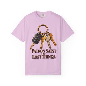 T-shirt « Sainte patronne des objets perdus » aux couleurs apaisantes | T-shirt humoristique pour maman catholique | Cadeau pour maman | Porte-clés vintage image 12