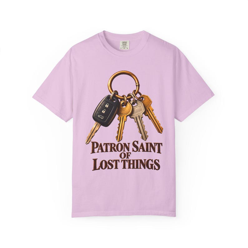 T-shirt « Sainte patronne des objets perdus » aux couleurs apaisantes | T-shirt humoristique pour maman catholique | Cadeau pour maman | Porte-clés vintage image 12