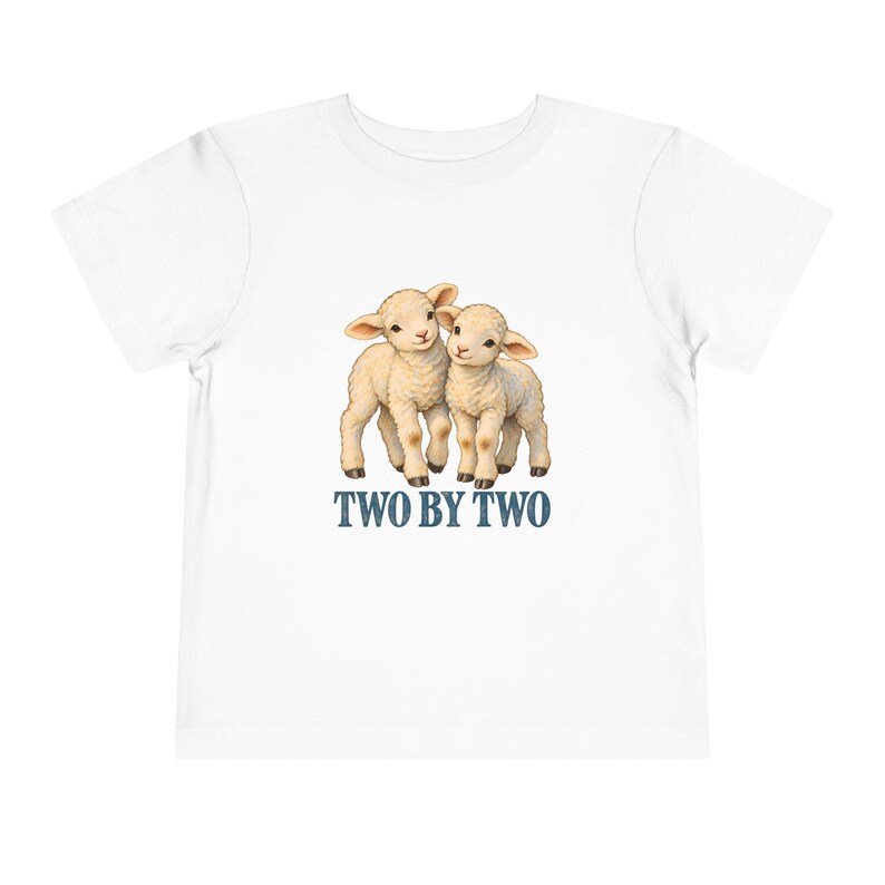 Kleinkind-T-Shirt „Zwei mal Zwei“, Shirt mit Zwillingslämmern, christliches Geschenk zur Arche Noah für Zwillinge oder Geschwister, Vintage-Lamm-Motiv Bild 1