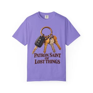 T-shirt « Sainte patronne des objets perdus » aux couleurs apaisantes | T-shirt humoristique pour maman catholique | Cadeau pour maman | Porte-clés vintage image 11