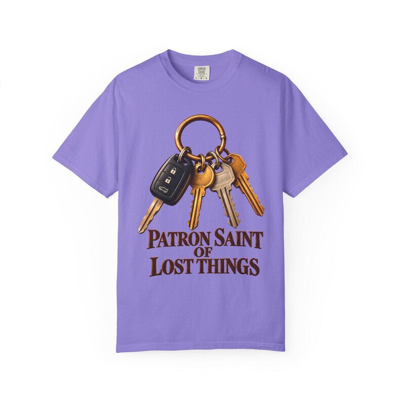 T-shirt « Sainte patronne des objets perdus » aux couleurs apaisantes | T-shirt humoristique pour maman catholique | Cadeau pour maman | Porte-clés vintage image 11