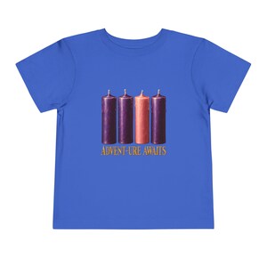 Camiseta "La aventura espera a los niños pequeños", camiseta católica de Adviento, velas de corona de Adviento, regalo de cuenta regresiva navideña para niños pequeños. imagen 10