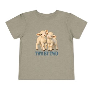 Kleinkind-T-Shirt „Zwei mal Zwei“, Shirt mit Zwillingslämmern, christliches Geschenk zur Arche Noah für Zwillinge oder Geschwister, Vintage-Lamm-Motiv Bild 5