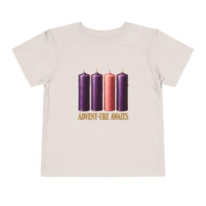 Camiseta "La aventura espera a los niños pequeños", camiseta católica de Adviento, velas de corona de Adviento, regalo de cuenta regresiva navideña para niños pequeños. imagen 5