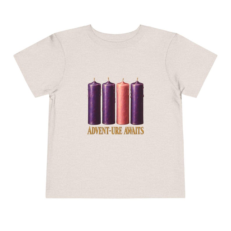 Camiseta "La aventura espera a los niños pequeños", camiseta católica de Adviento, velas de corona de Adviento, regalo de cuenta regresiva navideña para niños pequeños. imagen 5