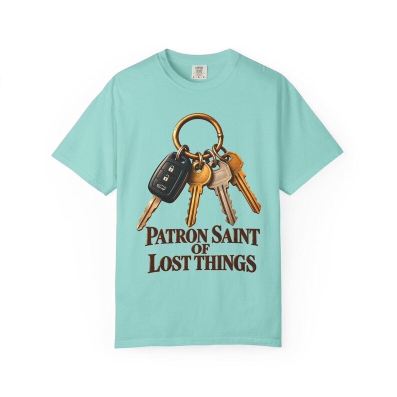 T-shirt « Sainte patronne des objets perdus » aux couleurs apaisantes | T-shirt humoristique pour maman catholique | Cadeau pour maman | Porte-clés vintage image 6