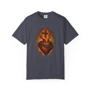 Leuchtendes T-Shirt mit Herz-Jesu-Motiv, Holzkreuz und goldenen Strahlen, Vintage-Geschenk für Väter, Dornenkrone, Erster Freitag im Monat, Wohlfühlfarben Bild 8