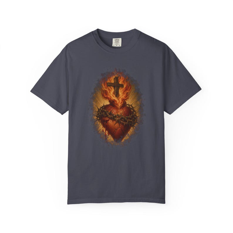 Leuchtendes T-Shirt mit Herz-Jesu-Motiv, Holzkreuz und goldenen Strahlen, Vintage-Geschenk für Väter, Dornenkrone, Erster Freitag im Monat, Wohlfühlfarben Bild 8