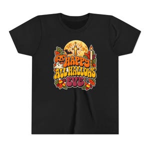 Kinder T-shirt met katholieke Halloween-opdruk, retro en groovy Halloween-shirt, pompoen met kruis en maan. afbeelding 1