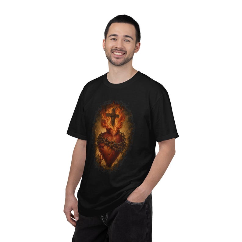Leuchtendes T-Shirt mit Herz-Jesu-Motiv, Holzkreuz und goldenen Strahlen, Vintage-Geschenk für Väter, Dornenkrone, Erster Freitag im Monat, Wohlfühlfarben Bild 11