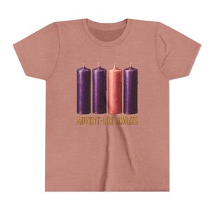 T-shirt « L'aventure vous attend » pour enfants, T-shirt catholique de l'Avent pour jeunes, Bougies de l'Avent, Cadeau de compte à rebours de Noël pour enfants image 3