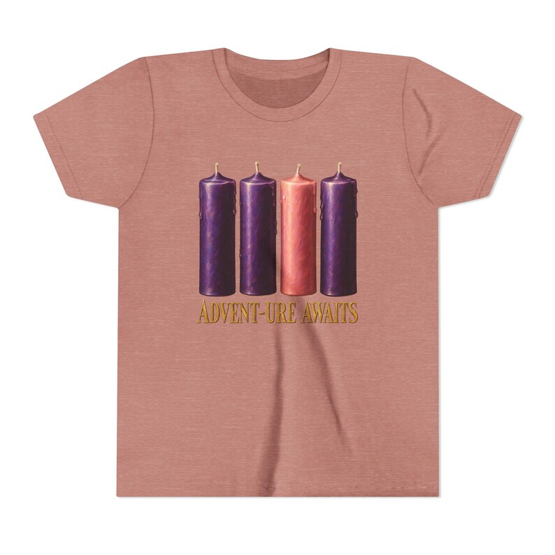 T-shirt « L'aventure vous attend » pour enfants, T-shirt catholique de l'Avent pour jeunes, Bougies de l'Avent, Cadeau de compte à rebours de Noël pour enfants image 3