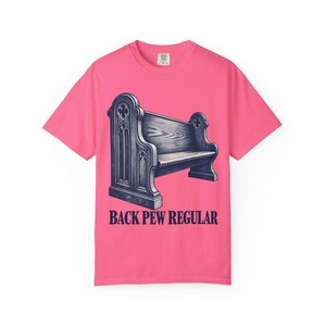 T-Shirt mit Kirchenbankmotiv in Standardfarben | Lustiges katholisches T-Shirt | Geschenk für katholische Väter | Vintage-Kirchenbankgravur Bild 7