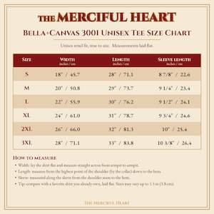 以下が含まれることがあります： The Merciful Heart Bella+Canvas 3001 ユニセックスTシャツサイズチャート。Sから3XLまでのサイズをcmで表示。身幅、着丈、袖丈の列があり、平置きでの測定方法に関する説明書きが含まれています。