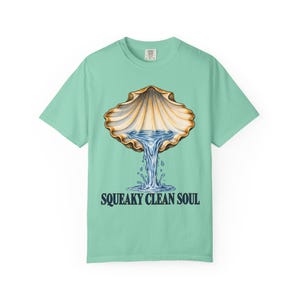 Maglietta Squeaky Clean Soul Comfort Colors / Maglietta divertente per il battesimo cattolico / Regalo per il battesimo / Conchiglia di capasanta che versa acqua immagine 3