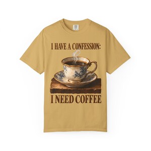 Ik heb een bekentenis: ik heb koffie nodig | Comfortkleuren T-shirt | Grappig katholiek koffie T-shirt | Cadeau voor mama | Vintage theekopje afbeelding 2