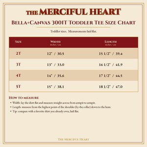 K&ouml;nnte beinhalten: Eine Gr&ouml;&szlig;entabelle f&uuml;r das Bella+Canvas 3001T Kleinkind-T-Shirt mit dem Titel The Merciful Heart. Die Tabelle listet die Gr&ouml;&szlig;en 2T bis 5T mit Breiten- und L&auml;ngenma&szlig;en in Zoll und Zentimetern sowie Anweisungen zum Messen auf.