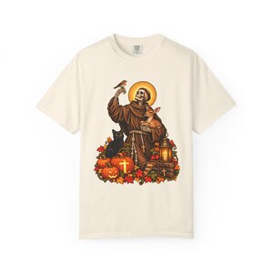 Koszulka na Halloween ze szkieletem św. Franciszka, upiorny katolicki święty z jeleniem, rudzikiem, czarnym kotem i dyniami (kolory pocieszenia) zdjęcie 3
