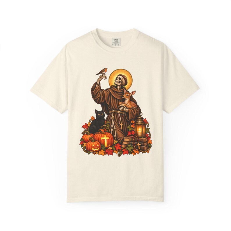 Koszulka na Halloween ze szkieletem św. Franciszka, upiorny katolicki święty z jeleniem, rudzikiem, czarnym kotem i dyniami (kolory pocieszenia) zdjęcie 3