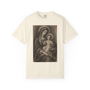 Maglietta con Madonna e Bambino, disegno vintage a carboncino, regalo della Madonna per la mamma o la madrina, maglietta cristiana mariana da donna, colori confortevoli immagine 3