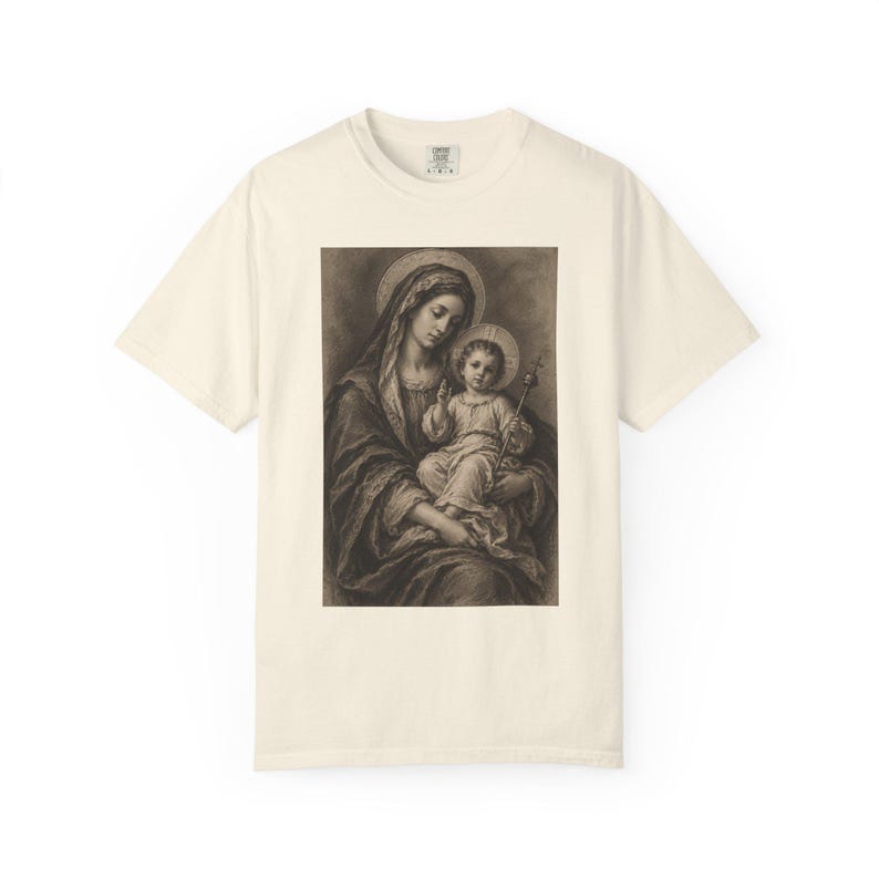 Maglietta con Madonna e Bambino, disegno vintage a carboncino, regalo della Madonna per la mamma o la madrina, maglietta cristiana mariana da donna, colori confortevoli immagine 3